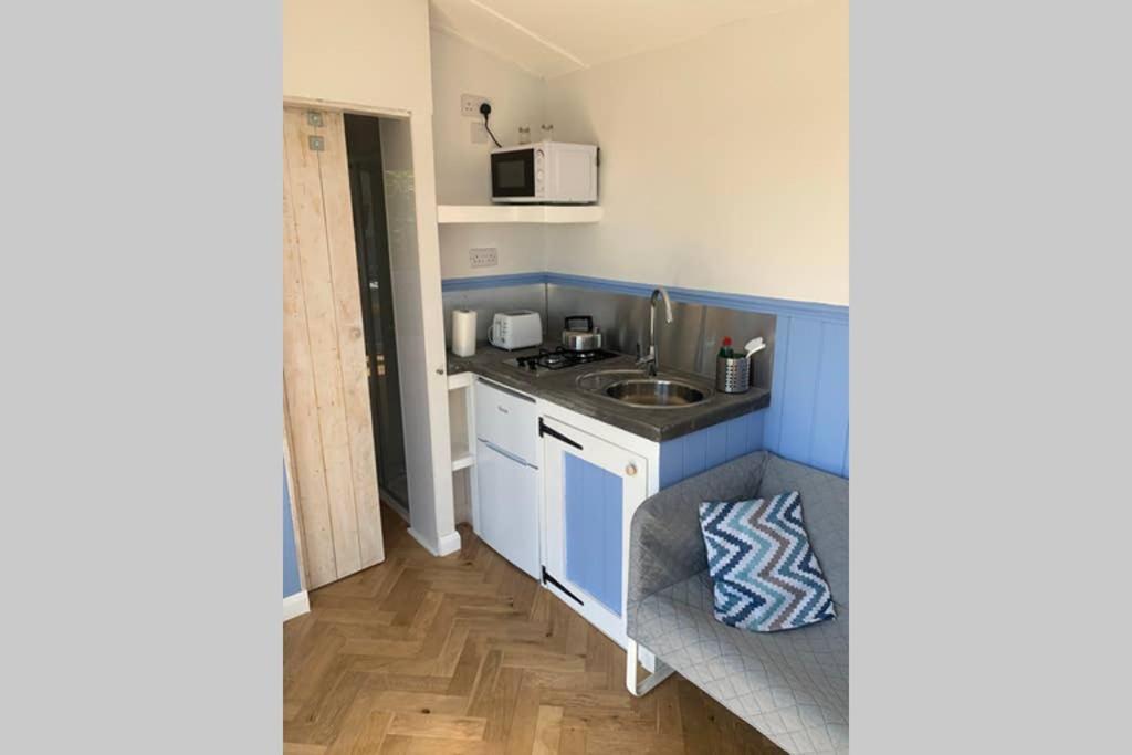 Apple Tree Hut Tenby Exterior foto